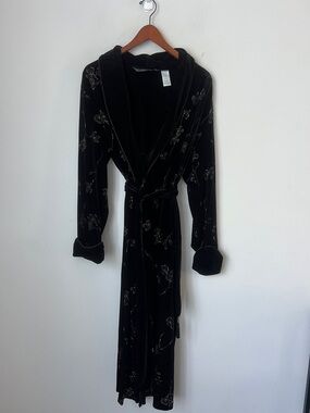 Vintage Jasmine Rose Black Velvet Floral Robe Medium Grannycore Cottagecore Luxe
